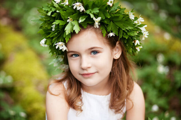 休闲春天穿着白裙子的漂亮小女孩伍德肖像画美丽的小女孩头上戴着春花的花环阳光森林兔子
