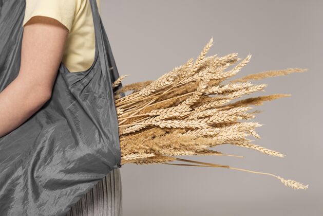 近距离举着麦子的女人肖像特写生态回收小麦