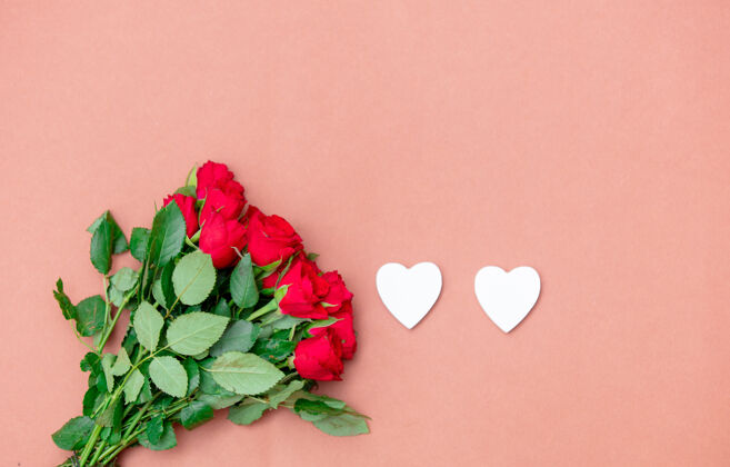 形状红玫瑰和粉红色的心形绿色心花瓣