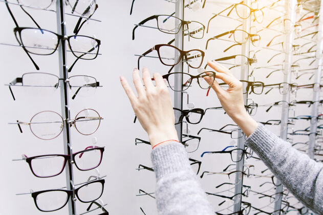 商店一排玻璃杯眼镜商商店看台在光学商店里戴眼镜销售信心镜头