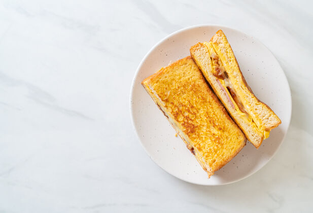 早上自制法式烤面包火腿培根芝士鸡蛋三明治面包开胃菜卡路里