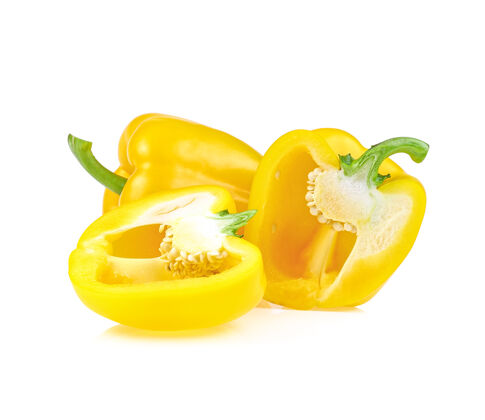 辣椒粉把黄色的甜椒片隔离在白色的背景上物体辣一半