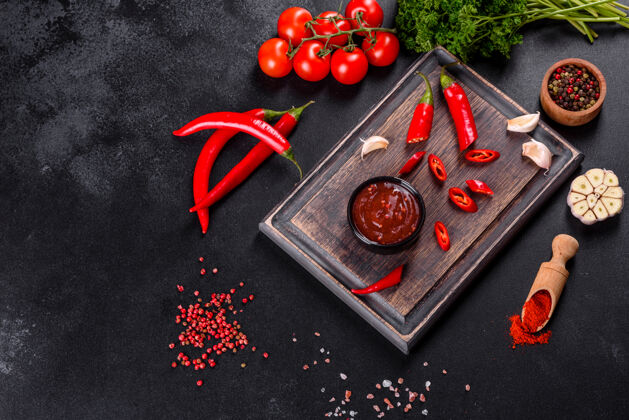 辣椒格鲁吉亚菜的辛辣调味料阿吉卡在一个碗里 用红辣椒和大蒜放在混凝土桌上特写镜头热健康复制空间