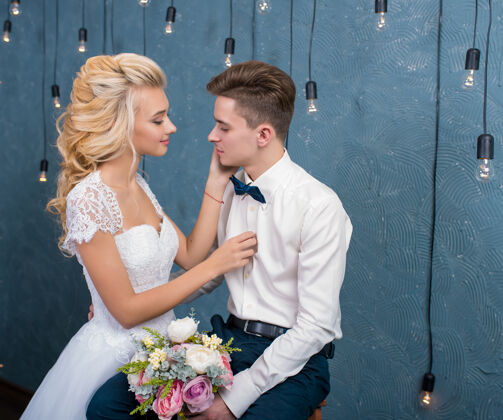 室内婚礼工作室拍摄 装饰亲吻 拥抱快乐一对年轻仪式男人