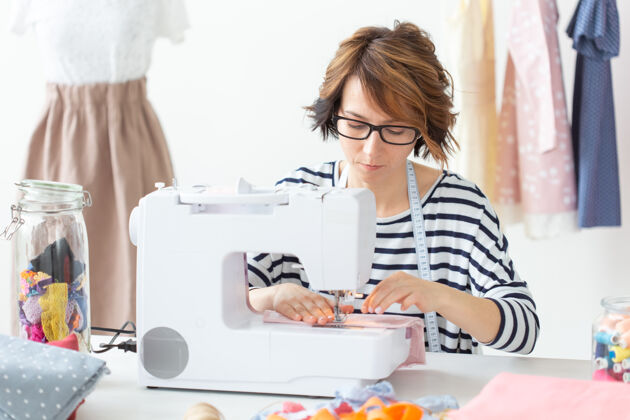 职业服装设计师 裁缝 人的概念-服装设计师在她的工作室工作车间设计师工业