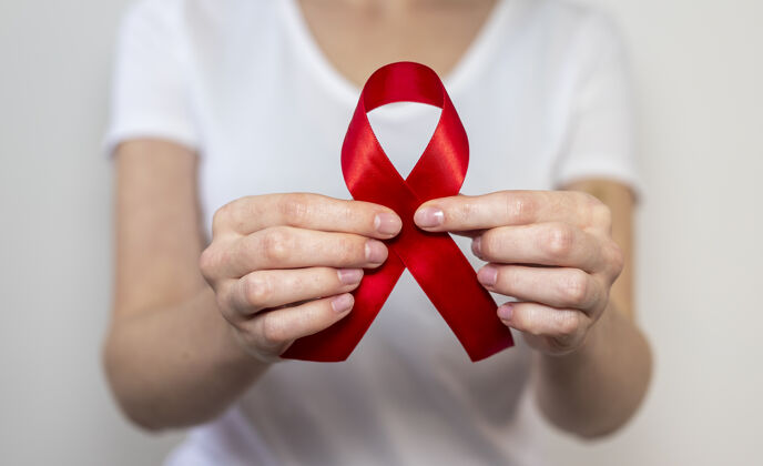 T恤红丝带支持艾滋病世界日 特写医学手生活