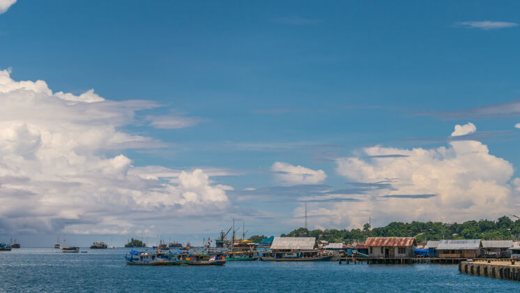 旅游印度尼西亚西巴布亚岛拉贾安帕特市怀赛（waisai） 怀吉奥（waigeo）的法里（farry）码头海洋船荒野