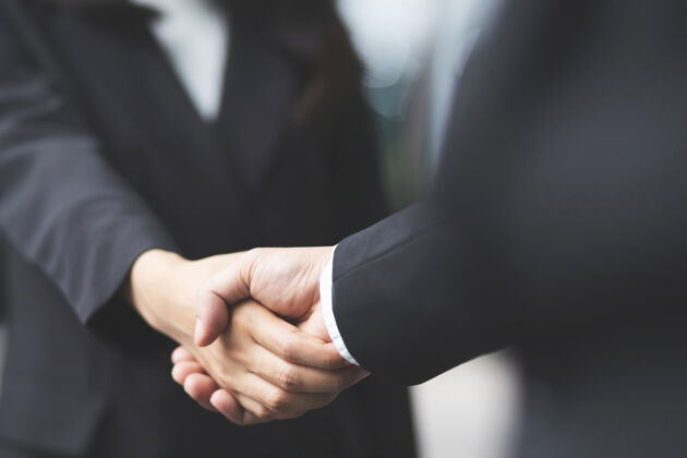 商务人士两个同事之间一个商人握手投资者特写就可以了 成功牵手了手支持男性
