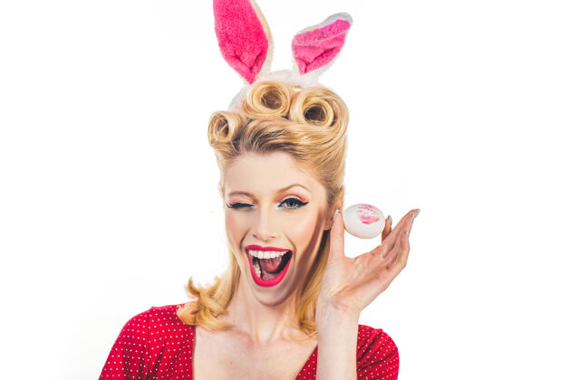 别针接吻眨眼复活节卡片.手彩色复活节鸡蛋甜的可爱的女孩在兔子耳朵庆祝复活节可爱眨眼甜蜜