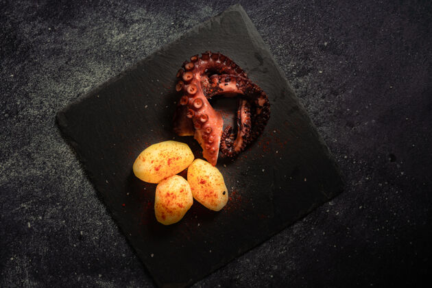 希腊美味的烤章鱼触须配以西班牙辣椒 橄榄油和海盐调味的土豆午餐餐厅薯条