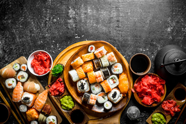 传统把传统的日本寿司卷放在砧板上晚餐Nigiri生的