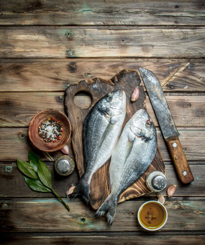 健康带香草和香料的生海鱼多拉多配料鱼准备好的
