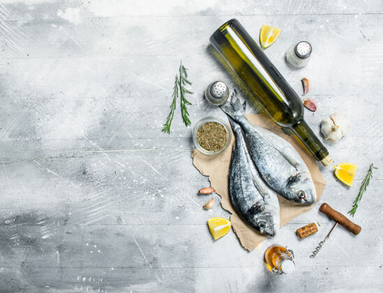海洋生海鱼多拉多配白葡萄酒和香料餐桌生的烹饪