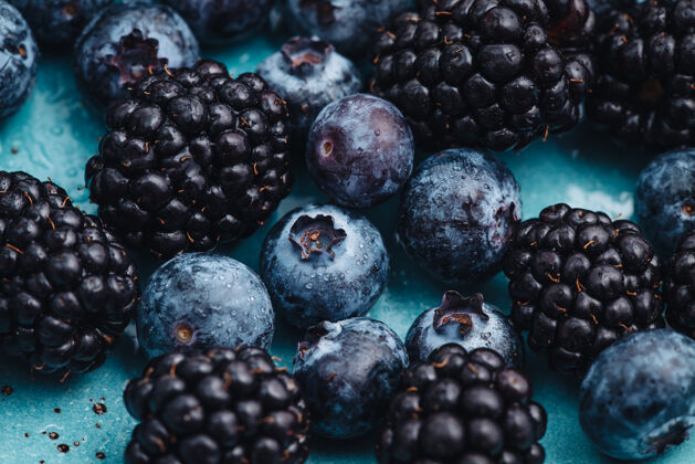 分类健康的早餐吃新鲜蓝莓和黑莓的混合饮食蓝莓蔓越莓
