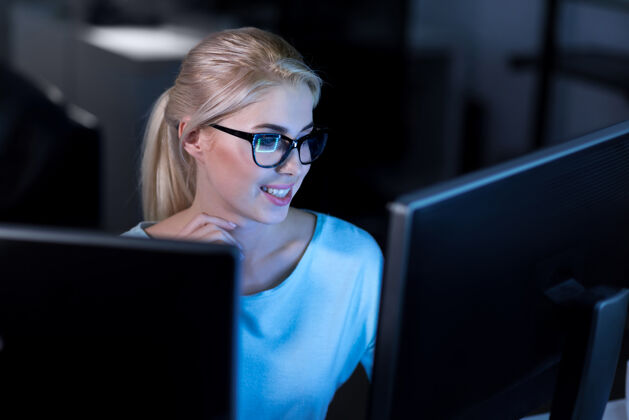 偏见分解任务微笑迷人的熟练程序员坐在办公室里 一边使用电脑一边解决密码当代工资安全