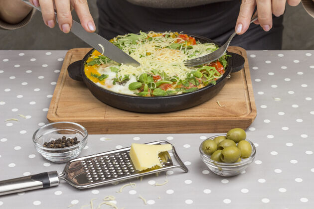 膳食炖鸡蛋和蔬菜泛指拿着刀叉有机健康饮食小吃