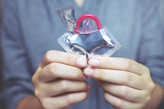 药品安全套准备在女性手中使用 给安全套安全的性观念 防止床上感染分娩方法药物