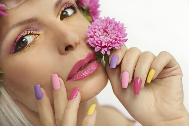 女孩一个有紫苑花的女人的长指甲的化妆和修指甲紫菀指甲指甲油