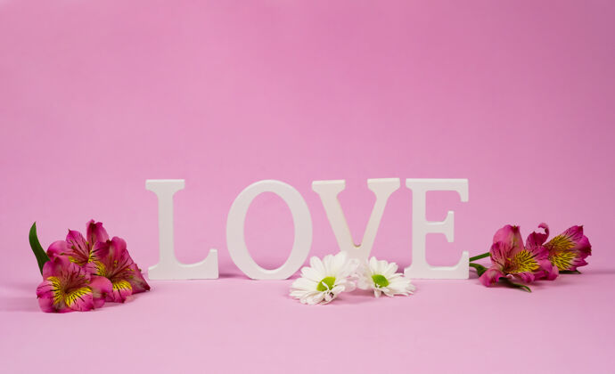 花紫色alstroemerias和《圣经》中的“爱”这个词墙.副本你的文字空间 粉红色的墙谢谢花束开花