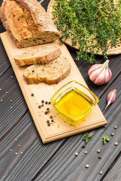 早餐玻璃橄榄油碗.件切面包的方法百里香柳条板里的小枝时间健康蔬菜