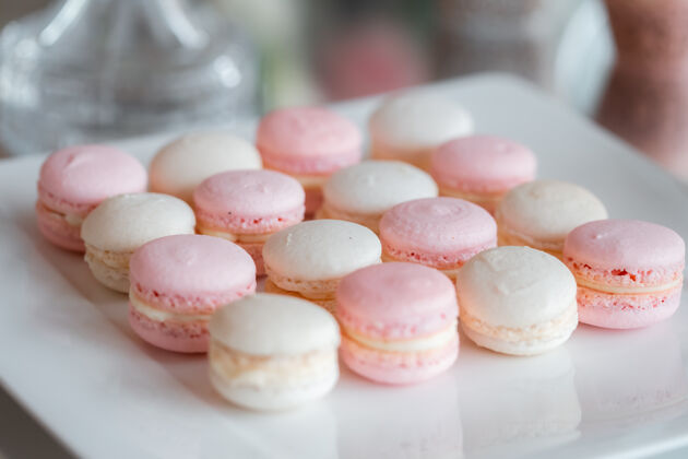 糖果法式美食甜点温柔马卡龙粉红白色的麦卡龙婚礼镜子背景上的甜点粉彩糖果糕点