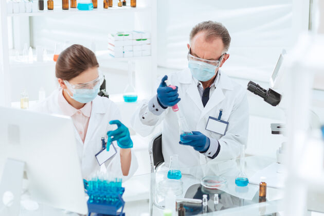 治疗关闭向上研究人员在中使用测试实验室科学还有健康女人微生物学生技学