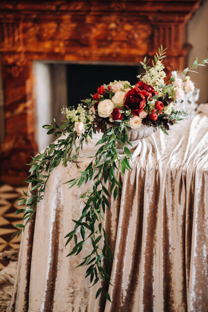 地方婚礼桌上装饰着鲜花 在城堡的桌子上 餐桌上装饰着烛光晚餐叉子豪华城堡