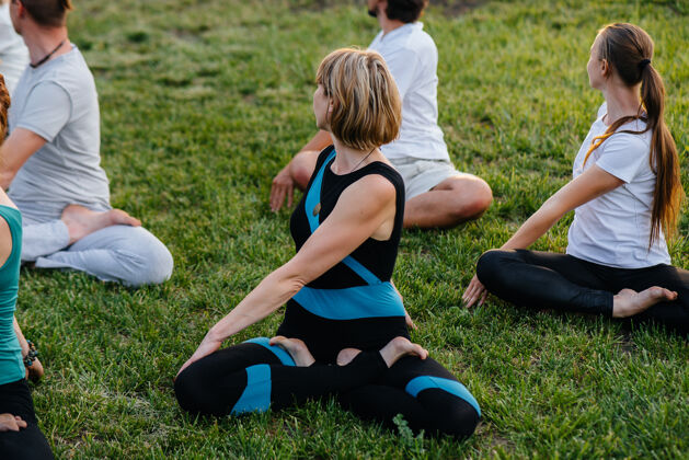 休闲日落时分 一群人在公园里做瑜伽自然朋友活跃
