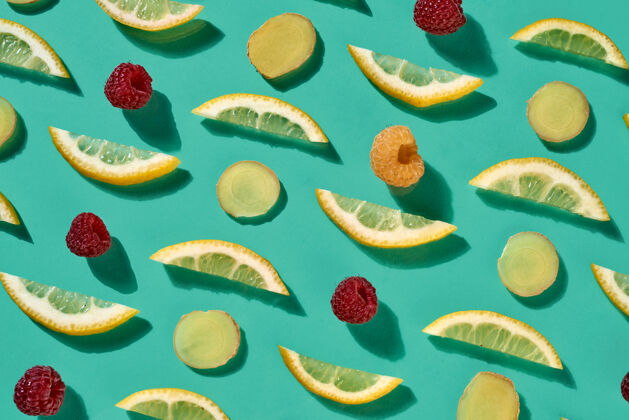 健康食品天然水果的模式与成熟的树莓片柠檬和姜在蓝色背景.概念自然疗法治疗感冒配料.顶部查看饮食覆盆子异国情调