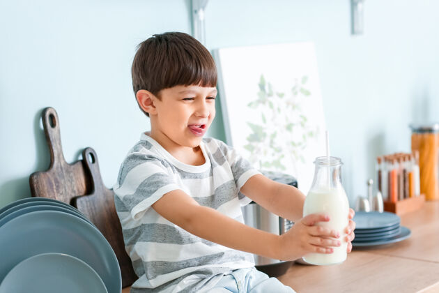 可爱厨房里对牛奶过敏的小男孩牛奶过敏症状