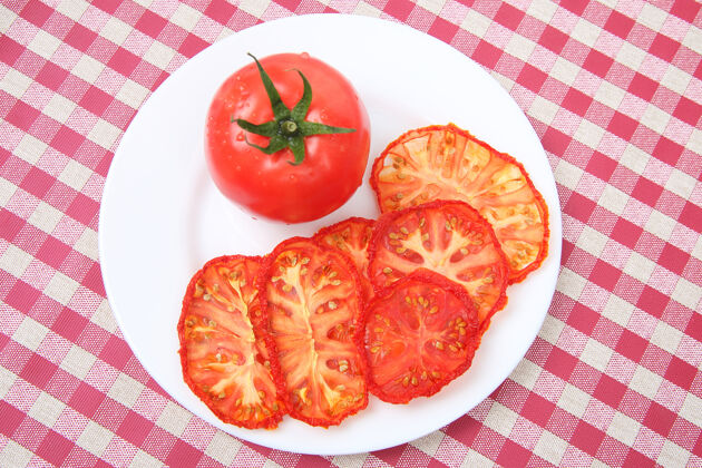 农业新鲜的红番茄和干番茄片放在烤盘上维生素板蔬菜食品素食食物五颜六色