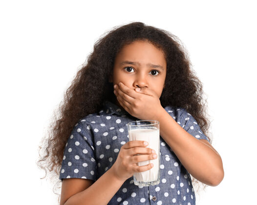 孩子一个对牛奶过敏的黑人小女孩不健康不适杯子