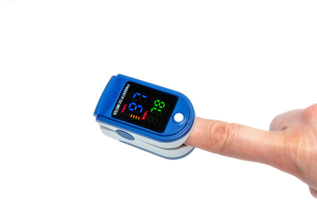 医疗保健脉搏血氧仪用来测量脉搏率和氧气水平评级护理技术