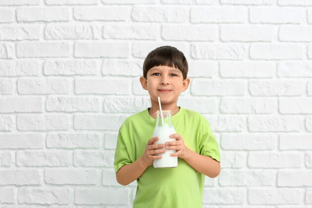 美味白砖头上有牛奶的小男孩牛奶玻璃钙