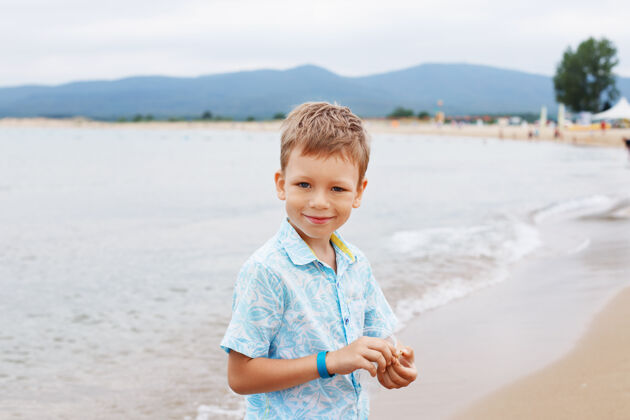 海滩家庭海上的孩子假期.夏天水的乐趣手镯海浪飞溅