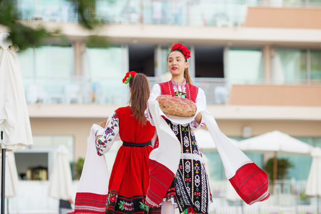 旅游身着传统服装的民间团体正在表演保加利亚民族舞蹈人美丽表演