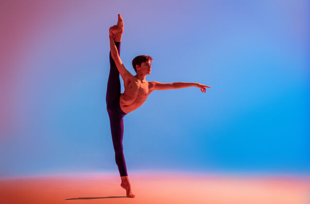 芭蕾十几岁的芭蕾舞演员在彩灯下赤脚跳舞男伸展优雅