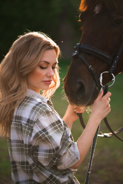 骑士美丽的女孩和马蹄和她最喜欢的主人一起骑马的年轻少女肖像牧场户外