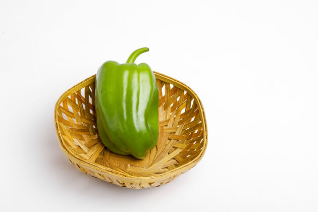 物体新鲜的青椒（辣椒）在白色的表面胡椒可食用辣椒粉