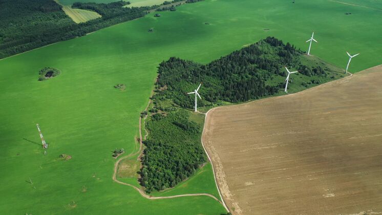 电力风车在夏天的绿色字段大风车停在农场附近的田野里欧洲森林 白俄罗斯工业涡轮景观