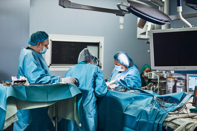 手手术组在医院的战区为病人做手术机器手套