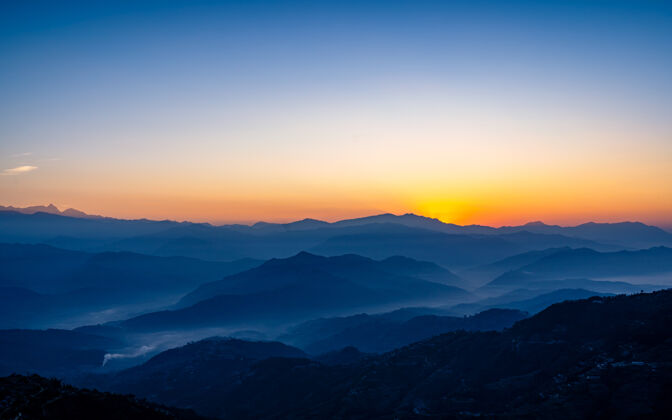户外从加德满都山谷看到美丽的日出景色自然风景尼泊尔