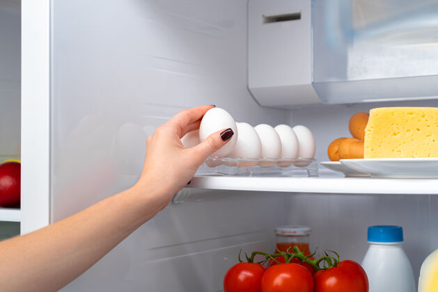 冰柜女性手拿冰箱里的鸡蛋特写冷藏房子货架