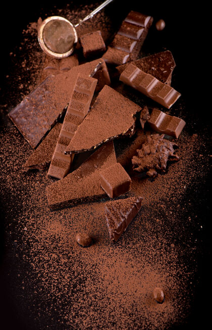 美食木制背景上的巧克力碎片和可可粉食物黑卡路里