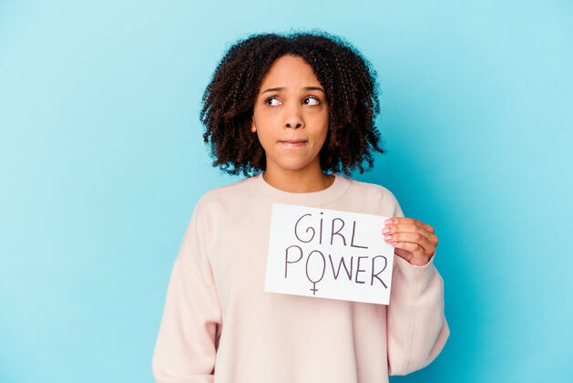 问题年轻的非裔美国混血妇女抱着一个女孩的权力概念困惑 感到怀疑和不确定不确定标语女性