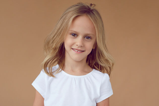 年轻前面的肖像是一个漂亮的小女孩 卷曲的金发 穿着白色的衣服小女孩可爱