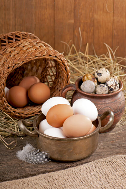 鸡蛋木制背景上篮子里的鸡蛋小农场饮食