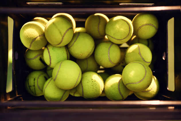 动作大网球篮 顶视图 无人 绿茵场盖积极健康的生活方式 球拍概念的运动游戏休息球吹
