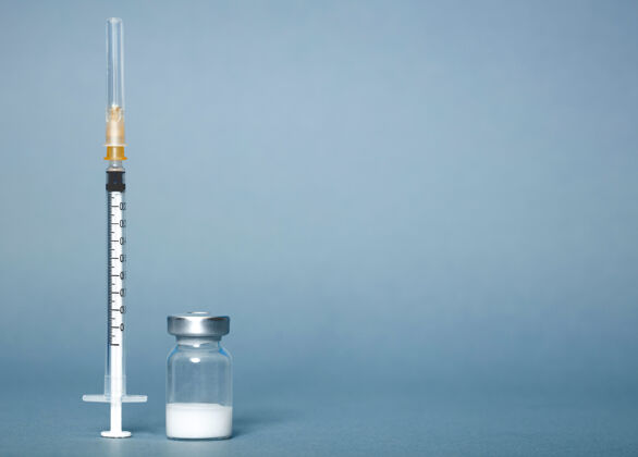 药物浅蓝色的注射器和安瓿注射蓝色疫苗