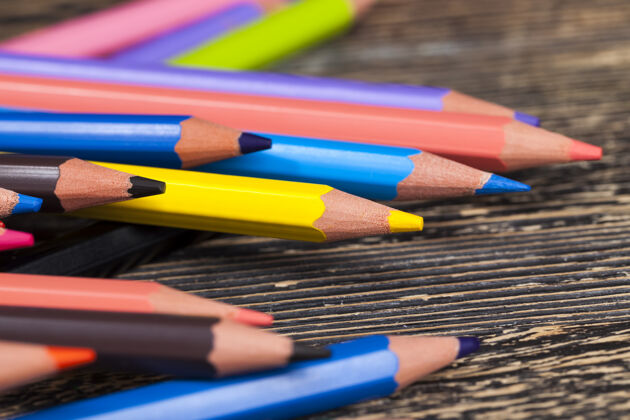 制造普通的彩色木铅笔 不同颜色的软铅笔芯 用于绘画和创作保险箱材料纸